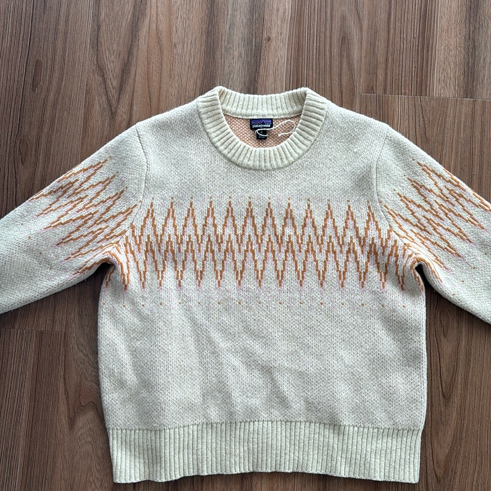 Patagonia women’s sweater size M. Only worn twice!